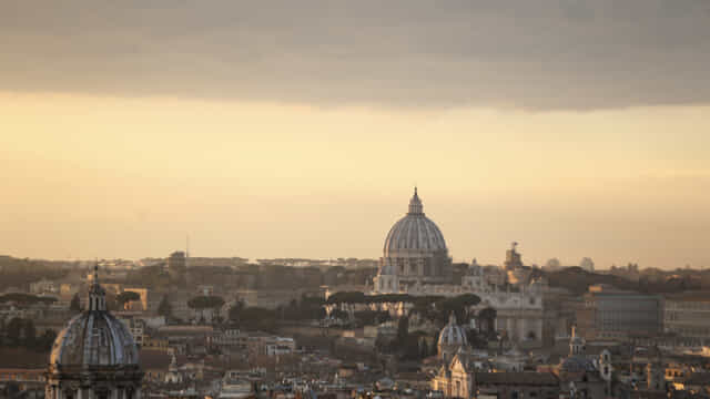 Veduta di Roma avvolta da foschia giallastra causata dalla sabbia del Sahara e dall’aumento delle polveri sottili.