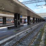 Binari e treni alla stazione ferroviaria di Roma Tiburtina con convogli regionali e alta velocità fermi in stazione.