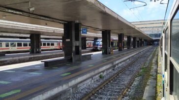 Binari e treni alla stazione ferroviaria di Roma Tiburtina con convogli regionali e alta velocità fermi in stazione.