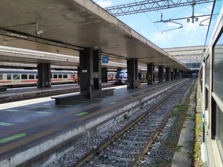 Binari e treni alla stazione ferroviaria di Roma Tiburtina con convogli regionali e alta velocità fermi in stazione.