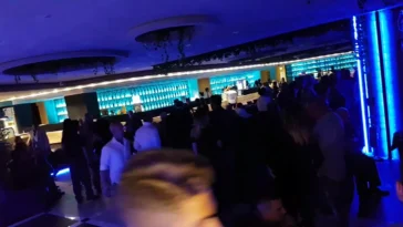 Interno del Divina Club a Roma con numerose persone ammassate vicino al bancone durante una serata in discoteca.