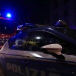 Auto della polizia e vigili del fuoco intervenuti di notte su via Cristoforo Colombo dopo un incidente stradale.