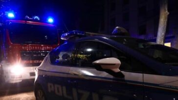 Auto della polizia e vigili del fuoco intervenuti di notte su via Cristoforo Colombo dopo un incidente stradale.