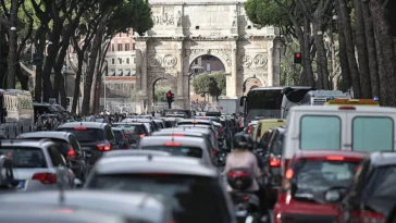 Strada di Roma con traffico ridotto durante la domenica ecologica e pochi veicoli in circolazione.