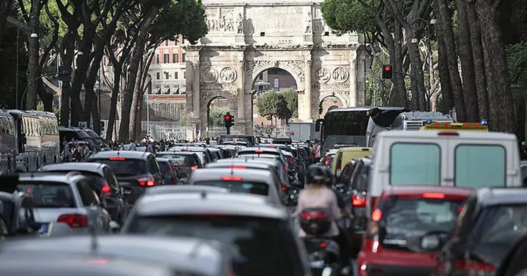 Strada di Roma con traffico ridotto durante la domenica ecologica e pochi veicoli in circolazione.