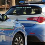 Auto della Polizia di Stato parcheggiate durante un intervento in strada a Roma.