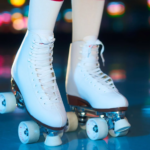 Pattini a rotelle bianchi indossati su una pista illuminata con luci colorate in stile discoteca