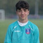 Ritratto di Mattia Rizzetti, giovane calciatore di 16 anni, in campo con la divisa della sua squadra.