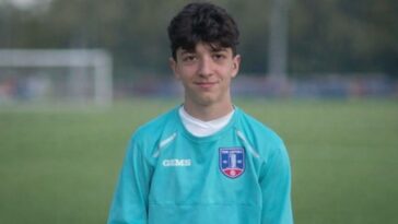 Ritratto di Mattia Rizzetti, giovane calciatore di 16 anni, in campo con la divisa della sua squadra.