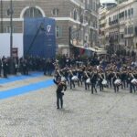 Cerimonia ufficiale della Polizia di Stato in piazza del Popolo con banda musicale e pubblico presente durante i festeggiamenti.