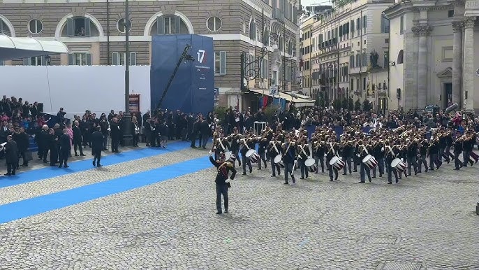 Cerimonia ufficiale della Polizia di Stato in piazza del Popolo con banda musicale e pubblico presente durante i festeggiamenti.