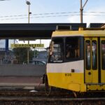 Il trenino giallo della linea Roma-Giardinetti fermo alla stazione di Giardinetti a Roma.