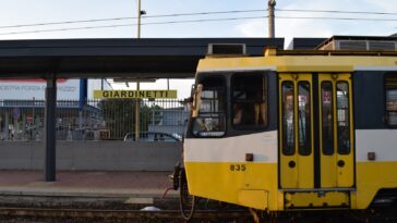 Il trenino giallo della linea Roma-Giardinetti fermo alla stazione di Giardinetti a Roma.