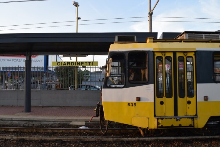 Il trenino giallo della linea Roma-Giardinetti fermo alla stazione di Giardinetti a Roma.