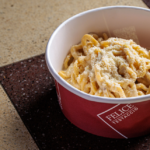 Cacio e pepe di Felice a Testaccio servita in un contenitore da asporto nel centro di Roma.