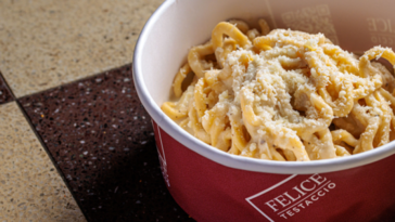 Cacio e pepe di Felice a Testaccio servita in un contenitore da asporto nel centro di Roma.