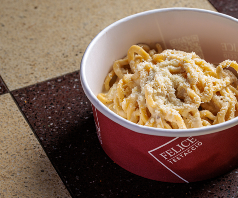 Cacio e pepe di Felice a Testaccio servita in un contenitore da asporto nel centro di Roma.