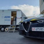 Laboratorio chimico mobile dell’Agenzia delle Dogane e auto della Guardia di Finanza durante controlli sul carburante a Roma.