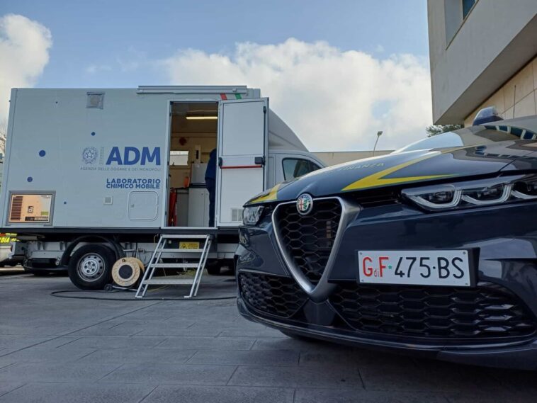 Laboratorio chimico mobile dell’Agenzia delle Dogane e auto della Guardia di Finanza durante controlli sul carburante a Roma.