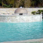 Piscina termale di Suio con acqua azzurra e struttura in pietra al centro