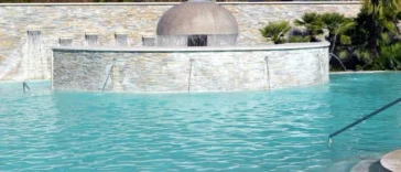 Piscina termale di Suio con acqua azzurra e struttura in pietra al centro