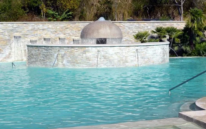 Piscina termale di Suio con acqua azzurra e struttura in pietra al centro