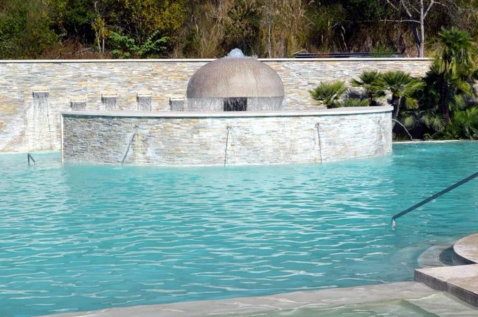 Piscina termale di Suio con acqua azzurra e struttura in pietra al centro