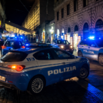 Volanti della polizia con sirene accese durante un intervento notturno all’Esquilino