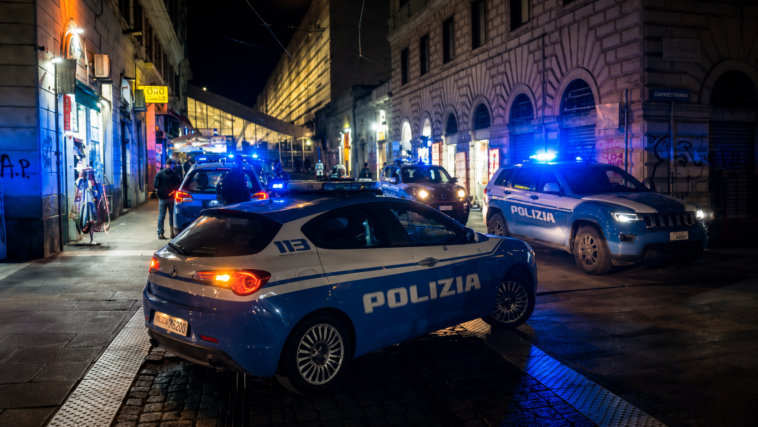 Volanti della polizia con sirene accese durante un intervento notturno all’Esquilino