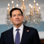 Marco Rubio durante un evento ufficiale con bandiera americana sullo sfondo