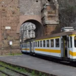 Storico trenino giallo della Termini-Centocelle lungo via Casilina a Roma