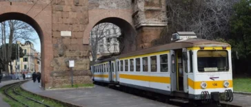 Storico trenino giallo della Termini-Centocelle lungo via Casilina a Roma