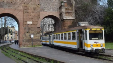 Storico trenino giallo della Termini-Centocelle lungo via Casilina a Roma