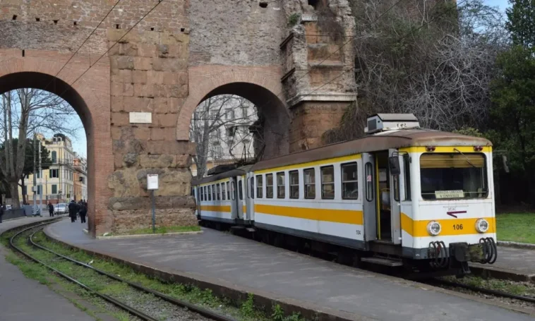 Storico trenino giallo della Termini-Centocelle lungo via Casilina a Roma