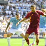 Un momento del derby tra Lazio e Roma con i giocatori delle due squadre in azione durante la partita allo stadio Olimpico