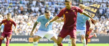 Un momento del derby tra Lazio e Roma con i giocatori delle due squadre in azione durante la partita allo stadio Olimpico