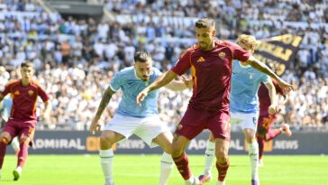 Un momento del derby tra Lazio e Roma con i giocatori delle due squadre in azione durante la partita allo stadio Olimpico