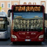 Autobus Atac fuori servizio fermi a una fermata nel centro di Roma durante una giornata di sciopero del trasporto pubblico.