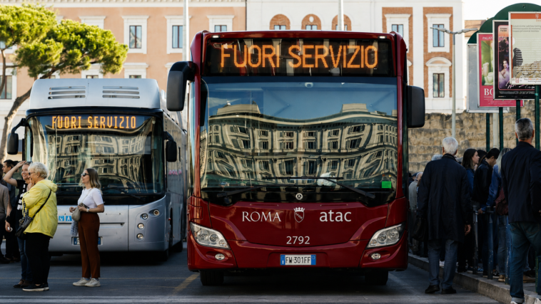 Autobus Atac fuori servizio fermi a una fermata nel centro di Roma durante una giornata di sciopero del trasporto pubblico.
