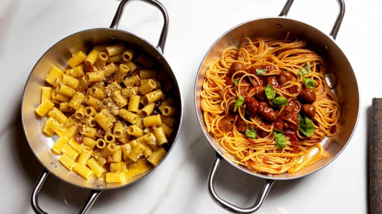 Due piatti di pasta serviti in tegamini d’acciaio: una carbonara con rigatoni e una pasta al sugo con polpette, simbolo delle nuove aperture gastronomiche a Roma.