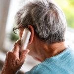 Un anziano parla al telefono nella sua abitazione. Le persone più avanti con l’età sono spesso tra le principali vittime di truffe telefoniche e raggiri messi in atto da falsi operatori o sedicenti forze dell’ordine.