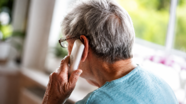 Un anziano parla al telefono nella sua abitazione. Le persone più avanti con l’età sono spesso tra le principali vittime di truffe telefoniche e raggiri messi in atto da falsi operatori o sedicenti forze dell’ordine.