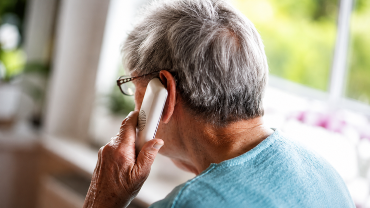 Un anziano parla al telefono nella sua abitazione. Le persone più avanti con l’età sono spesso tra le principali vittime di truffe telefoniche e raggiri messi in atto da falsi operatori o sedicenti forze dell’ordine.