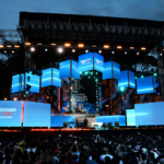 Palco dei Tim Summer Hits allestito a Piazza del Popolo a Roma, con maxi schermi luminosi, impianto scenografico e migliaia di spettatori pronti ad assistere ai concerti gratuiti dell'evento estivo.