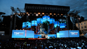 Palco dei Tim Summer Hits allestito a Piazza del Popolo a Roma, con maxi schermi luminosi, impianto scenografico e migliaia di spettatori pronti ad assistere ai concerti gratuiti dell'evento estivo.
