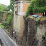 Vista di viale del Muro Torto a Roma, con la carreggiata incassata tra le mura storiche e il parco soprastante, luogo dell'episodio in cui un uomo ha lanciato oggetti contro le auto in transito.