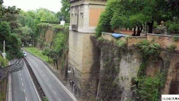 Vista di viale del Muro Torto a Roma, con la carreggiata incassata tra le mura storiche e il parco soprastante, luogo dell'episodio in cui un uomo ha lanciato oggetti contro le auto in transito.