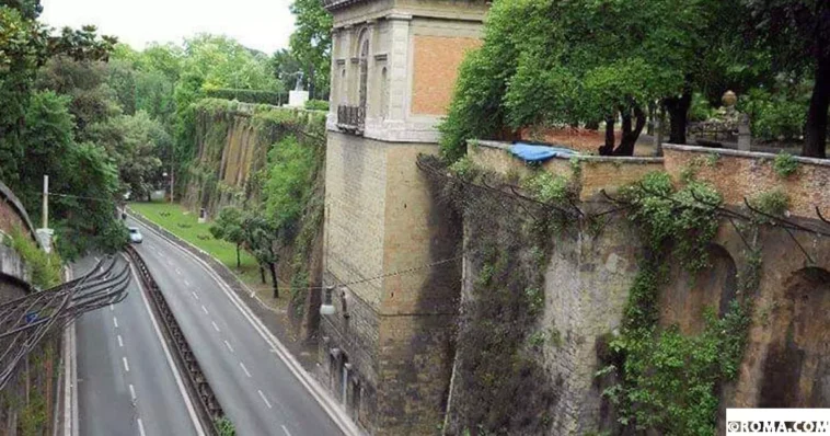 Vista di viale del Muro Torto a Roma, con la carreggiata incassata tra le mura storiche e il parco soprastante, luogo dell'episodio in cui un uomo ha lanciato oggetti contro le auto in transito.