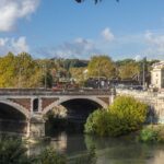 Vista di ponte Testaccio sul fiume Tevere a Roma, la zona dove i soccorritori hanno recuperato l'uomo trascinato dalla corrente dopo essersi tuffato in acqua.