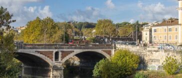 Vista di ponte Testaccio sul fiume Tevere a Roma, la zona dove i soccorritori hanno recuperato l'uomo trascinato dalla corrente dopo essersi tuffato in acqua.